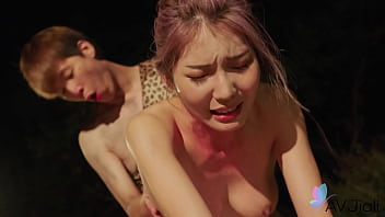 Gadis Tionghoa Li Zhiyan Digilir Ganas Di Tengah Hutan