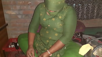 Arab Hotwife Nikmat Menikmati Goyangan Gagah Pria Bule