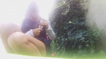 Nekat! Pipis Di Rumput Tanpa Celana, Peduli Setan Sama Tetangga!