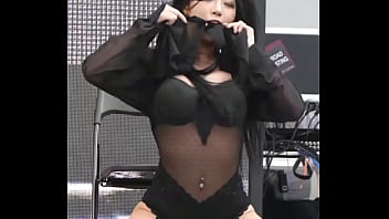 Gadis Korea Menari Dengan Gaya Memikat