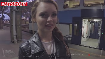Gadis Seksi Rusia – #emilythorne #charliedean – Aksi Panas Di Ranjang