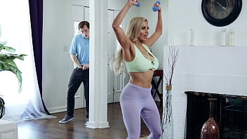 Mengintip Ibu Tiri Seksi Latihan Di Gym – Hot Banget!
