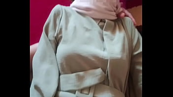 Saudara Tiri Berhijab Digoyang Saat Lebaran