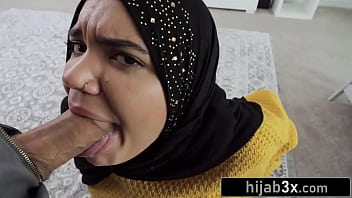 Adik Tiri Berhijab Panas Menggoda Kakak Tiri Dengan Kontan Tebal (naudi Nala)