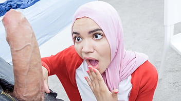 Adik Tiri Berhijab Rela Lakukan Apa Saja Demi Investasi Kakak Tiri – Hijablust