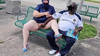 Hijab Muslim Bbw Biarkan Pria Asing Puaskan Nafsu Di Halte Bus (publik Outdoor)