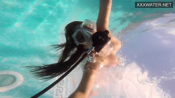 Amelie Bruna, Brunette Seksi Dengan Payudara Besar Di Kolam Renang