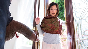 Tetangga Nakal Bantu Gadis Berhijab Beradaptasi Di Lingkungan Baru