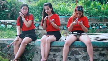 Momen Nakal Wanita Pamer Celana Dalam Saat Memancing Bareng Teman