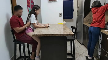 Keponakan Nakal Suka Duduk Di Pangkuan Paman Mesum Di Depan Istri