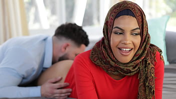 Kakak Tiri Ajari Adik Hijabnya Cara Memuaskan Pria – Sensasi Terlarang