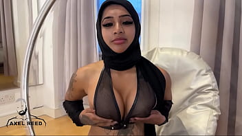 Gadis Muslim Berhijab Digoyang Ganas Oleh Pria Berotot