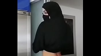 Seksi Berhijab Montok Tampilkan Aksi Hot