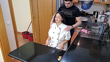 Chef Seksi Tergoda Dengan Pijatan Menggoda
