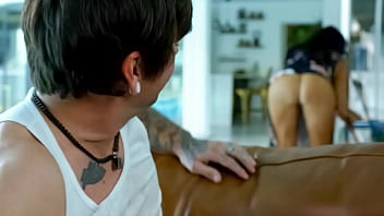 Terpaku Melihat Bokong Seksi Ibu Tiri Saat Sedang Bersih-bersih