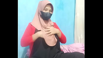 Gadis Berhijab Masturbasi Pakai Dildo Hingga Klimaks