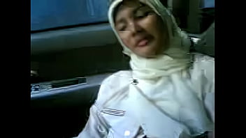 Jilbab Cantik Bikin Penumpang Auto Melirik
