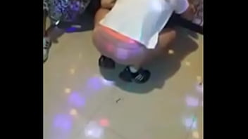 Goyang Hot Di Karaoke: Buka Celana Saat Bernyanyi – Ddalza