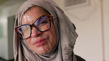 Hijab Cosplay – Milf Amerika Dihardik Dengan Wajah