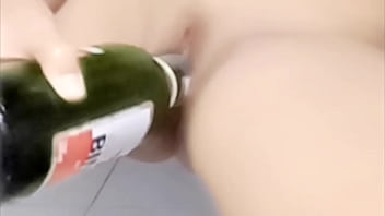 Masturbasi Pakai Botol, Air Mani Muncrat Di Luar