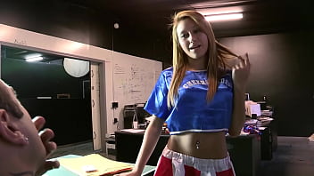 Marina Angel, Cheerleader Amerika Yang Tergila-gila Pada Ayah Tirinya
