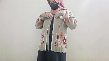 Cewek Berhijab Nikmati Sensasi Dengan Mentimun