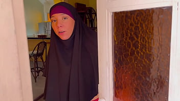 Ibu Tiri Muslim Berhijab Memperlihatkan Pantatnya Yang Seksi