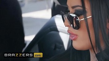 Katrina Jade Dan Xander Corvus: Gila-gilaan Di Mobil