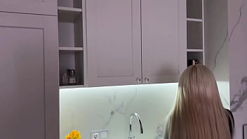 Pasangan Rusia Amatir: Blonde Seksi Dengan Stoking Hitam Yang Bergairah