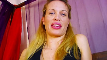 Mama Blonde Seksi Dengan Bentuk Tubuh Yang Menggoda