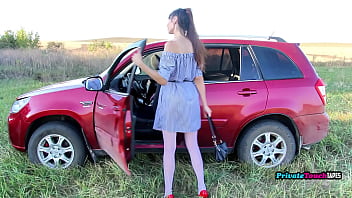 Gadis Rusia Cantik Masturbasi Pakai Dildo Di Dalam Mobil