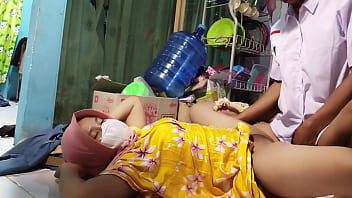 Diajak Berhubungan Intim Oleh Ibu Tiri Sebelum Berangkat Sekolah