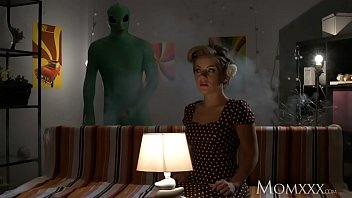 Ibu Rumah Tangga Kesepian Diperiksa Alien Saat Halloween