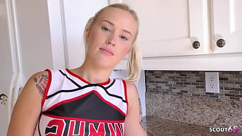 Layla Love, Gadis Cheerleader Berponi, Digoda Ayah Tiri