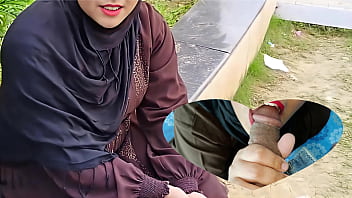 Gadis Berhijab Terpaksa Beradegan Mesum Demi Uang