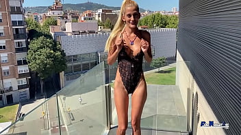 Cuban Beauty Gemetar Saat Telanjang Di Publik, Minta Susu Di Payudaranya