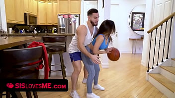 Gadis Seksi Berpantat Montok Minta Bantuan Kakak Tiri Main Basket