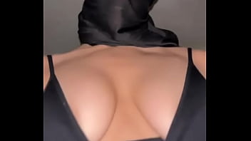 Gadis Berhijab Menggoda Dengan Payudara Bergoyang