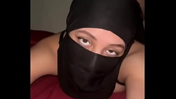 Tarian Arab Hot Dengan Hijab – Aksi Goyang Pantat Menggoda