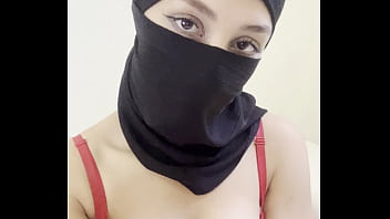 Gadis Berhijab Arab Dengan Niqab Pamer Payudara Besar Dan Montok Sempurna