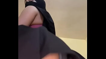Gadis Hijaber Solo Dengan Bokong Arab Besar Mainkan Pantat Bulat Dan Pantat Menggoda