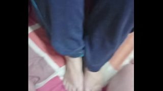 Ibu Tiri Stacy Berikan Pijat Kaki Sensual Untuk Anak Tirinya, Ejakulasi Di Kaki Seksinya