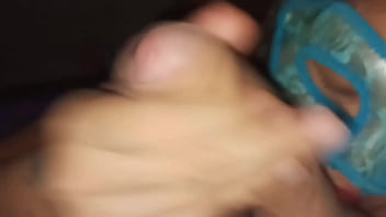 Ibu Tiri Asia Mengisap Kontol Putih Besar