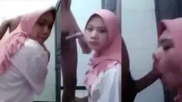 Jilbab Pink Mengisap Kontol Besar