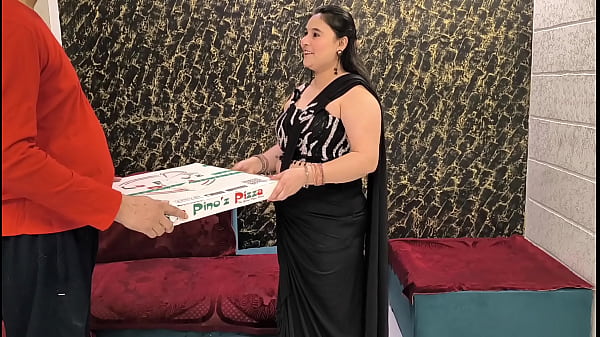 Pengantar Pizza Ngeseks Ibu India Demi Pizza Gratis