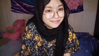 Gadis Berjilbab Berkacamata Belajar Menggoda Diri