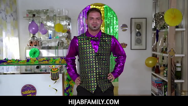 Violet Gems, Si Gadis Berhijab Yang Panas, Menguasai Seni Oral Untuk Nicky Setelah Puas Bermain Manik-manik.