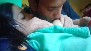 Mengisap Payudara Istri Desi Teman Yang Menggairahkan