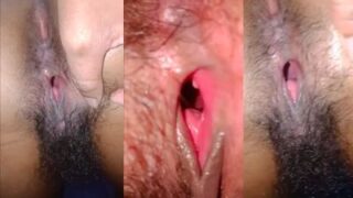 Milf Menggoda Memamerkan Memek Desinya Di Depan Kamera