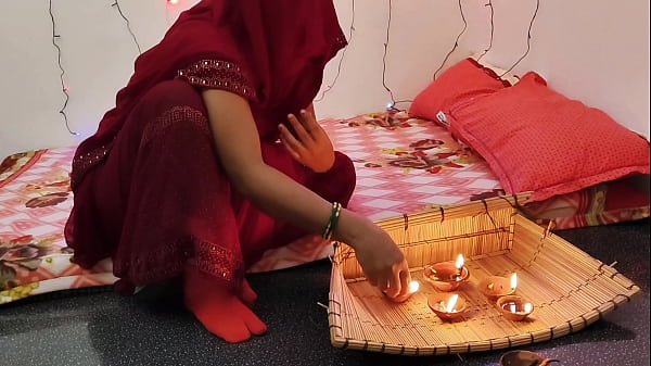 Malam Dipawali Yang Panas, Bercinta Liar Dengan Pacar Dan Bhabhi Di Desa India Yang Memikat